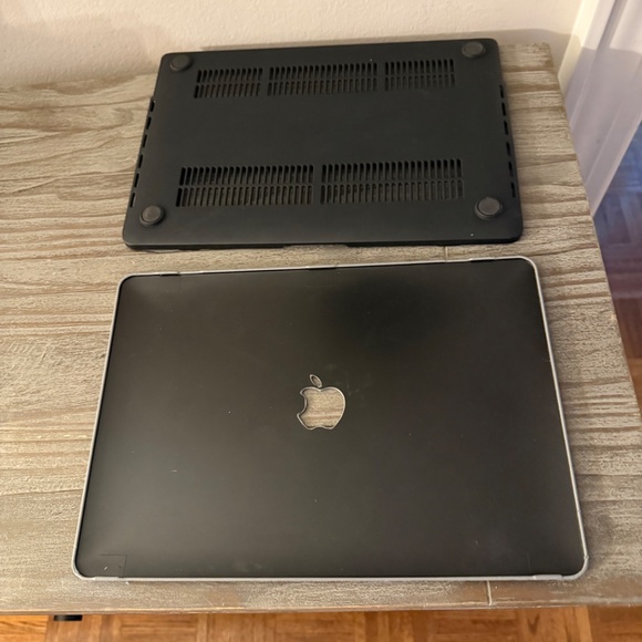 MacBook Pro 13" Intel 2020  2 COVER ACCESSORY BUNDLE - Picture 10 of 11